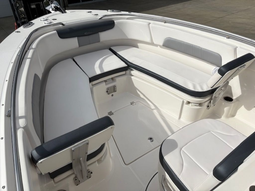 2021 Robalo R242EX - Image 16