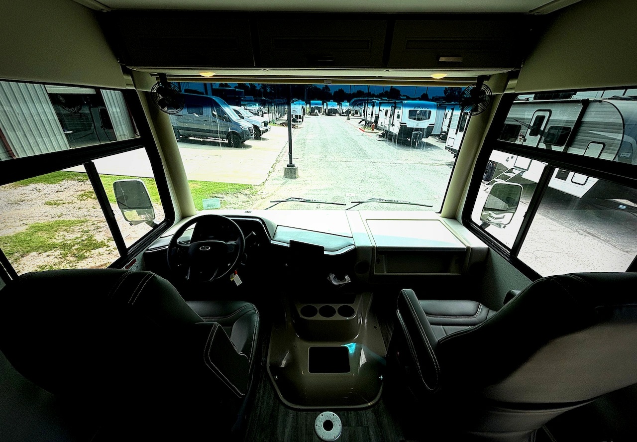 2022 Thor Miramar 37.1 - Image 8