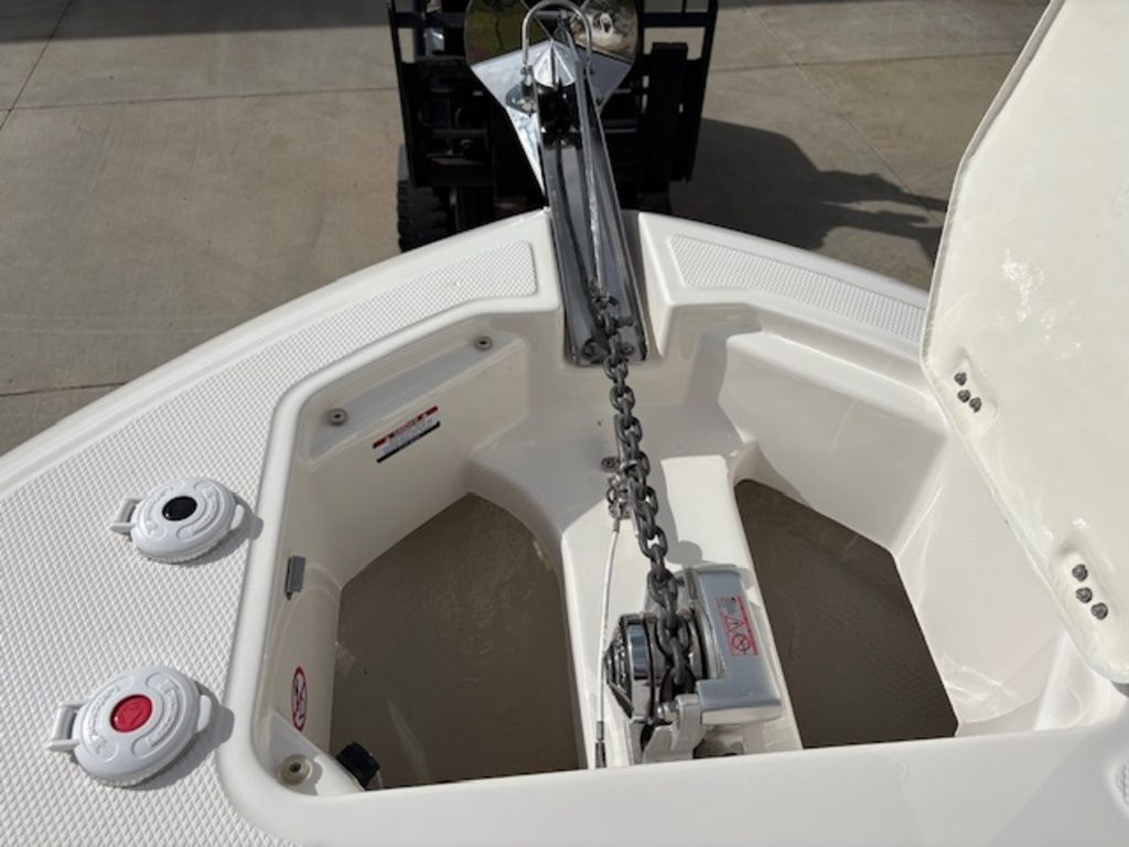 2021 Robalo R242EX - Image 17