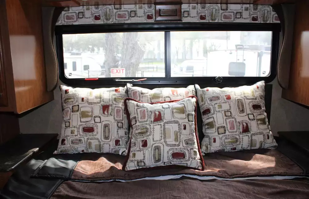 2018 Fleetwood Bounder 36D - Image 25