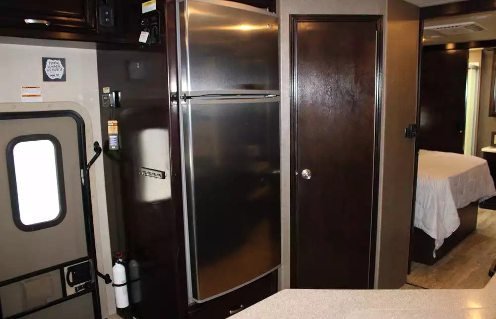 2017 Thor Chateau Super C 35SF - Image 8