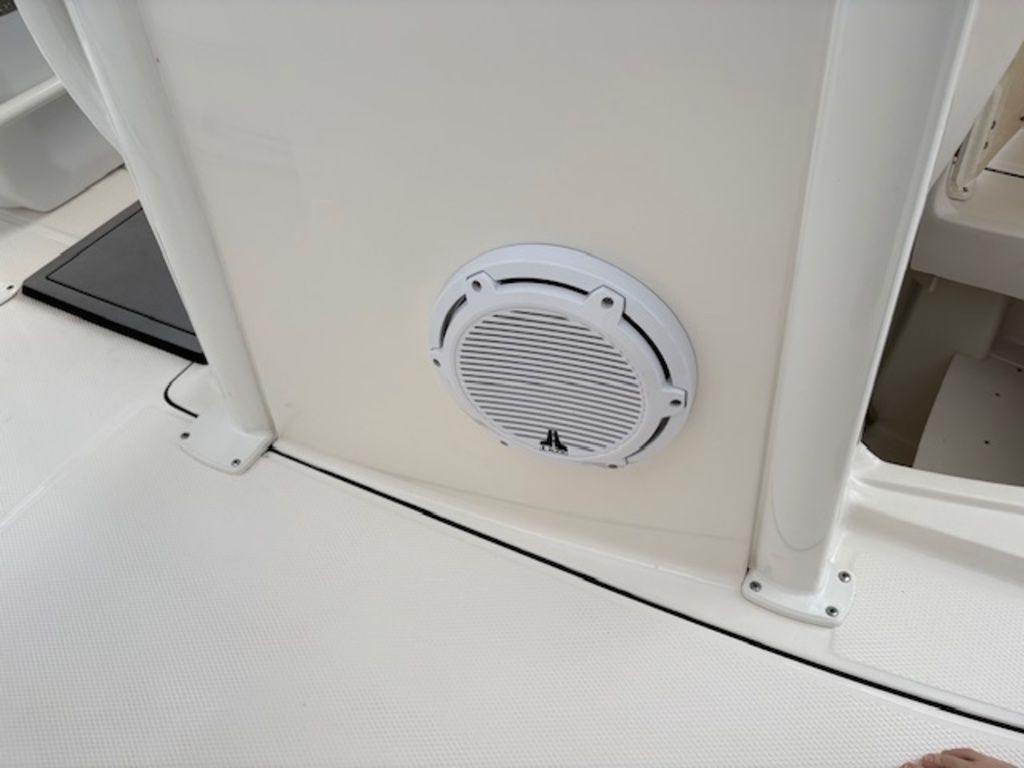 2021 Robalo R242EX - Image 18