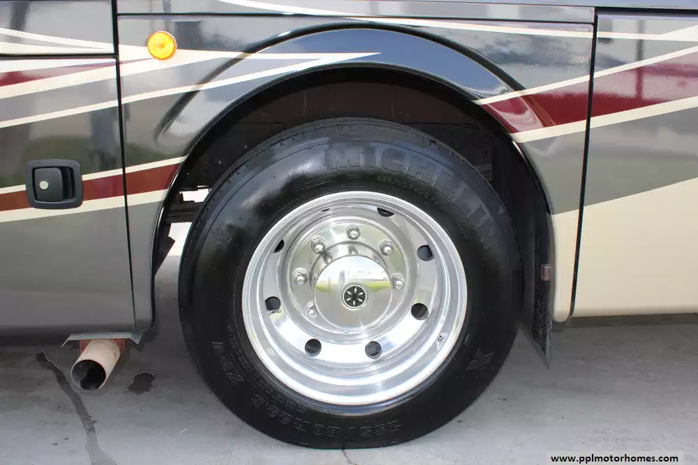 2018 Fleetwood Bounder 36D - Image 27