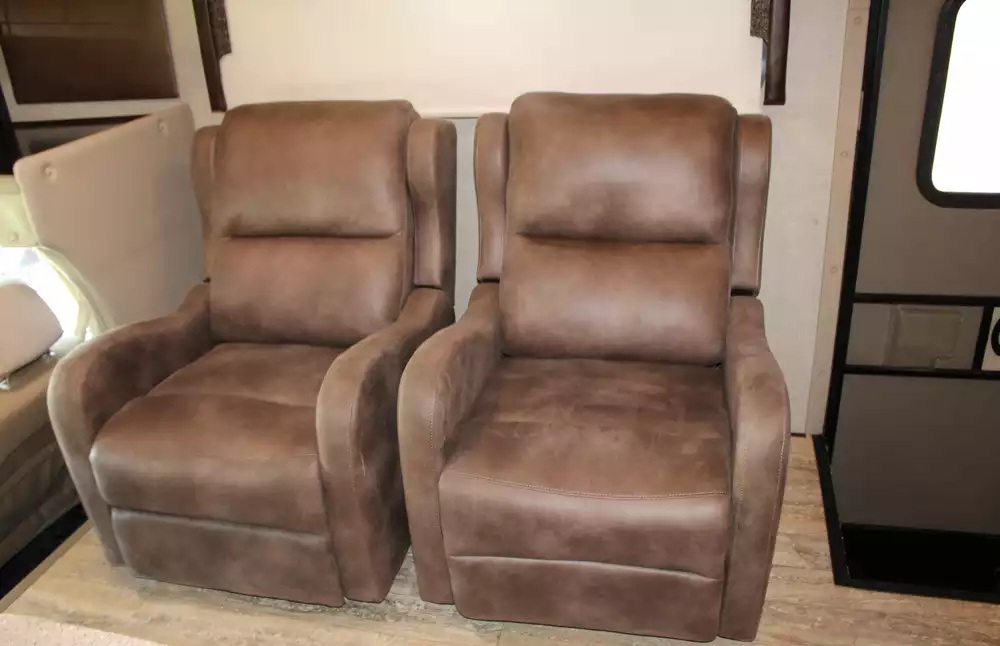 2017 Thor Chateau Super C 35SF - Image 10