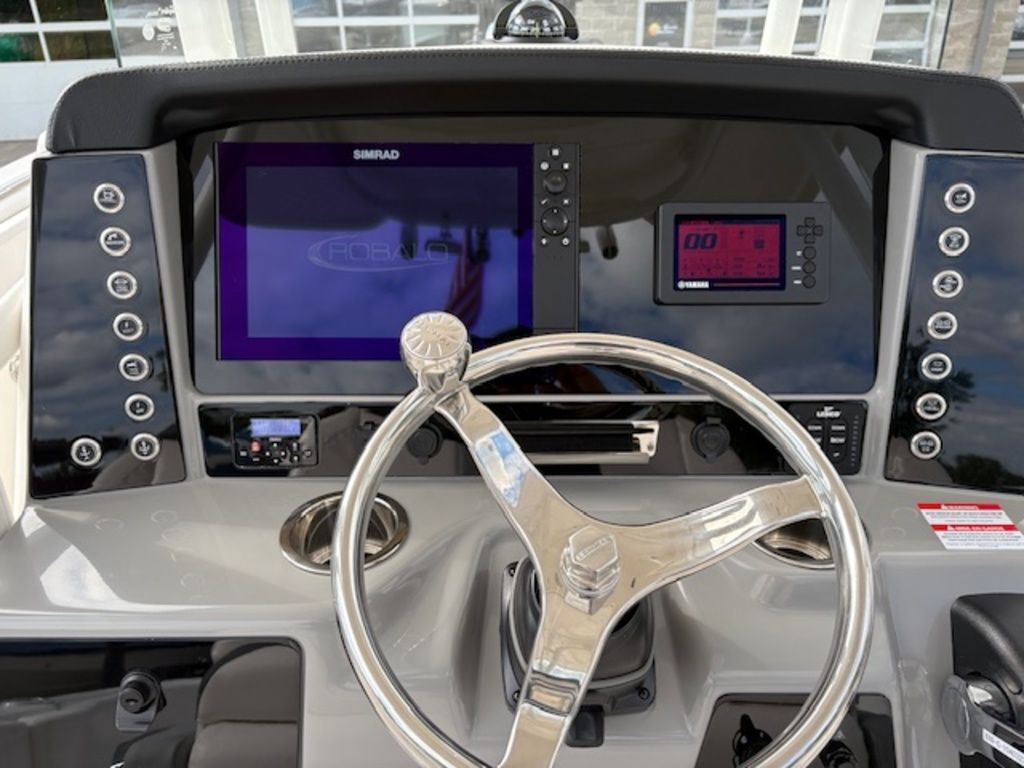 2021 Robalo R242EX - Image 20