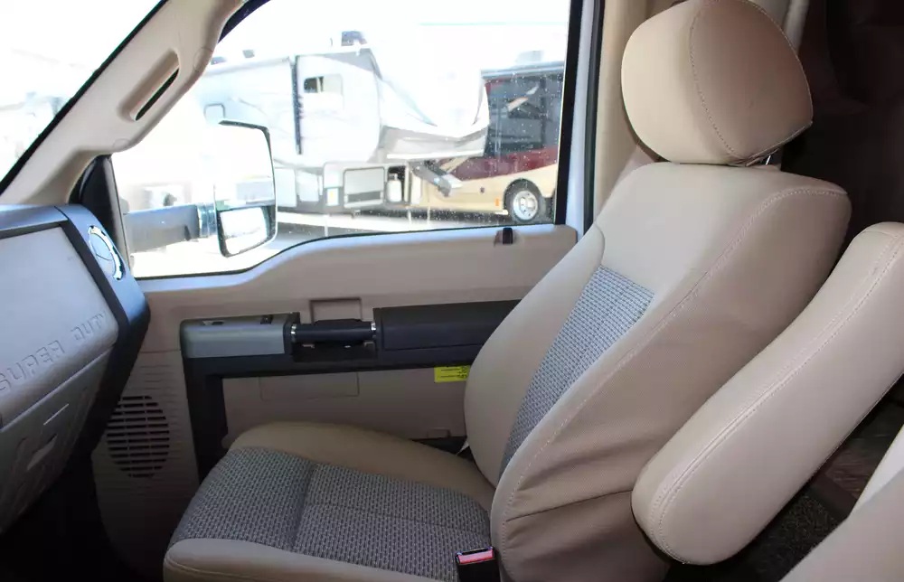 2017 Thor Chateau Super C 35SF - Image 11