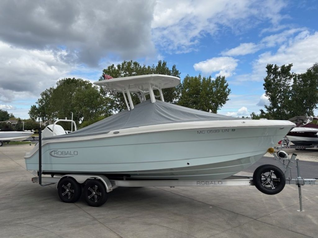 2021 Robalo R242EX - Image 23