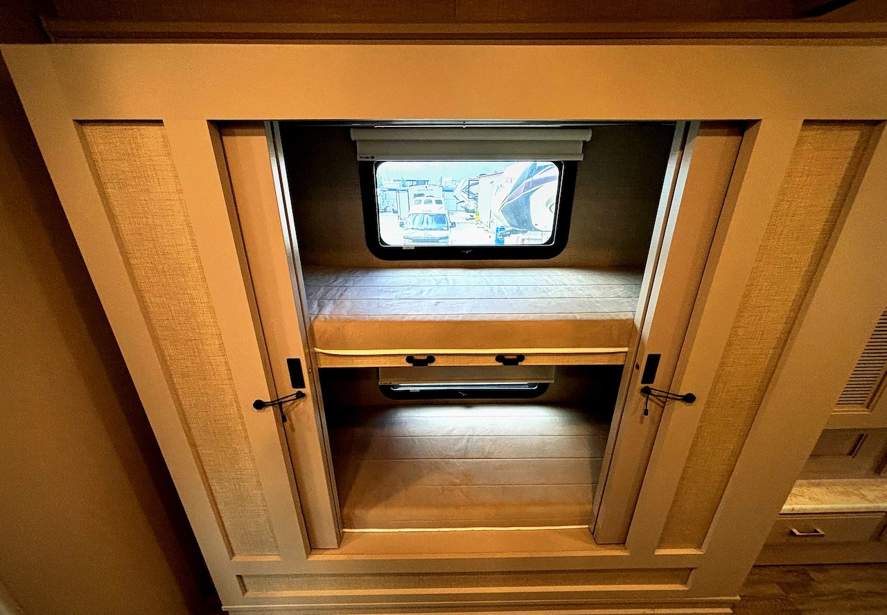 2022 Thor Miramar 37.1 - Image 15