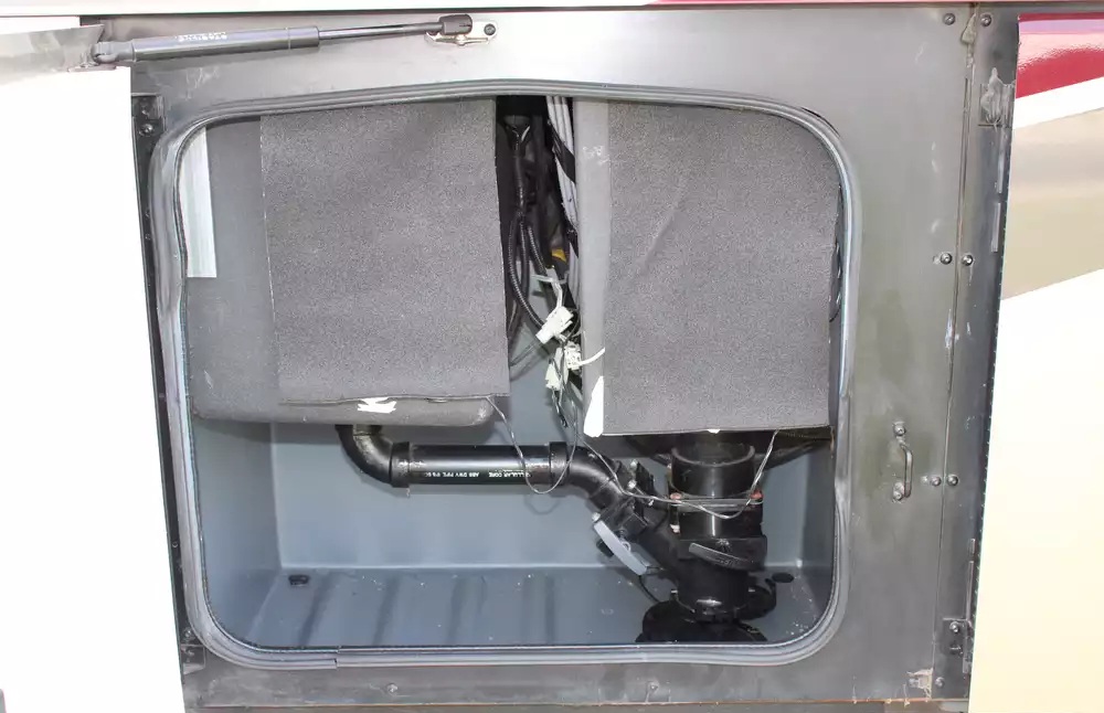 2018 Fleetwood Bounder 36D - Image 31