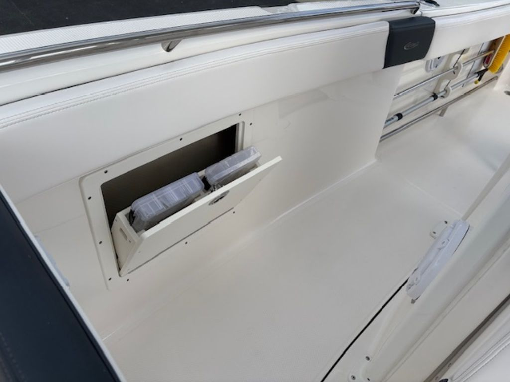 2021 Robalo R242EX - Image 5