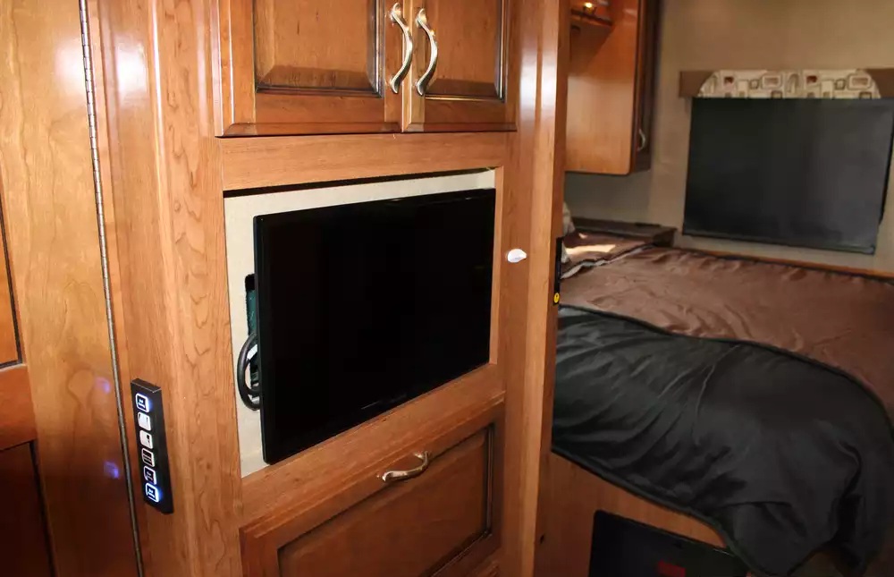 2018 Fleetwood Bounder 36D - Image 32