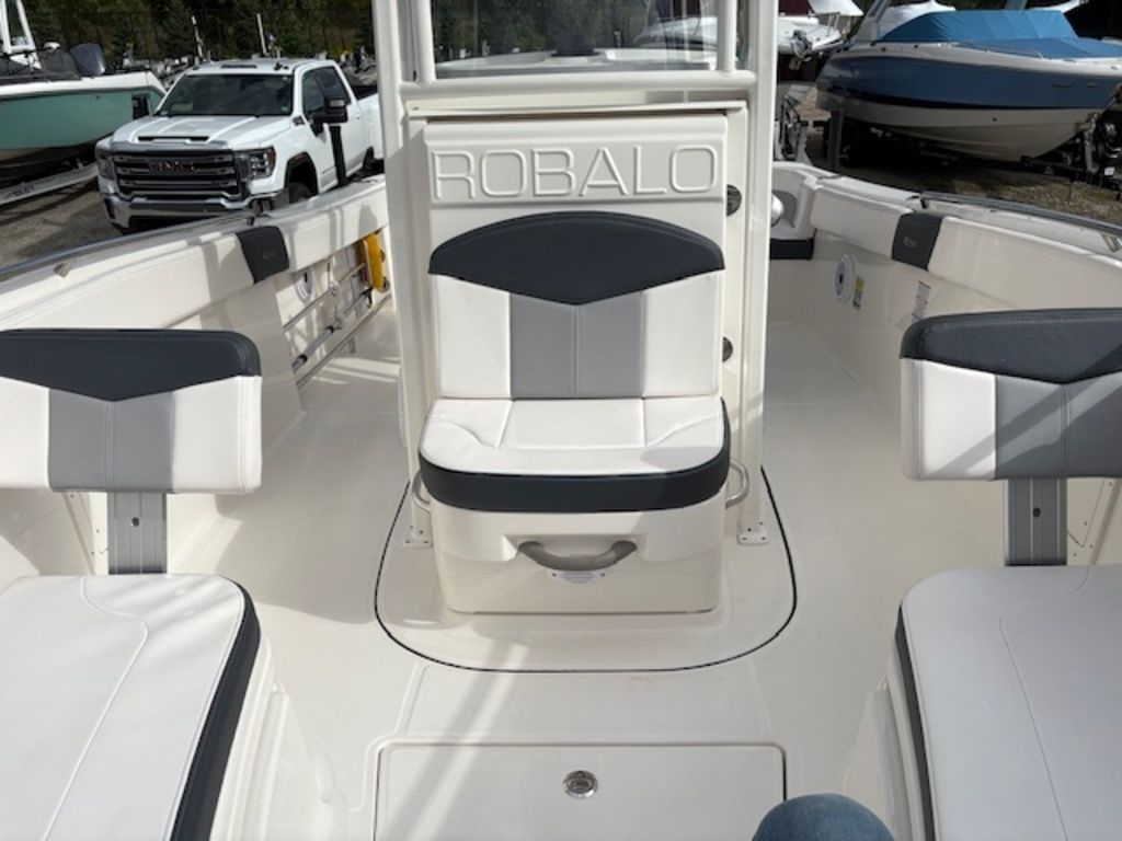 2021 Robalo R242EX - Image 6