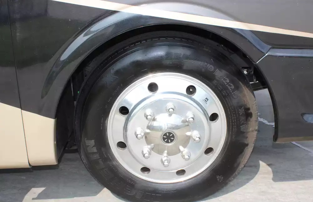 2018 Fleetwood Bounder 36D - Image 33