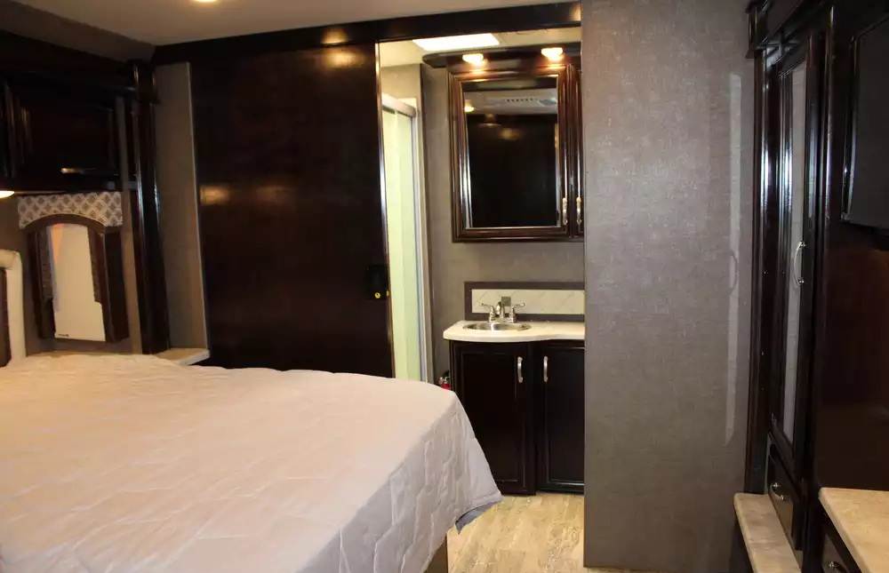 2017 Thor Chateau Super C 35SF - Image 16