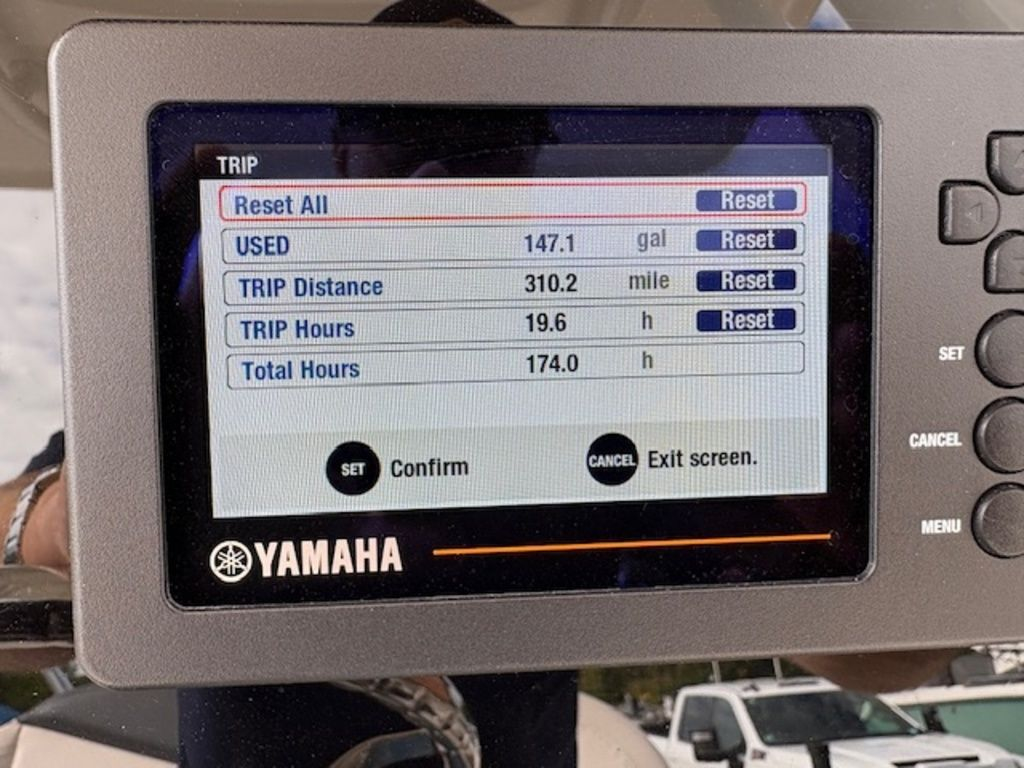 2021 Robalo R242EX - Image 7