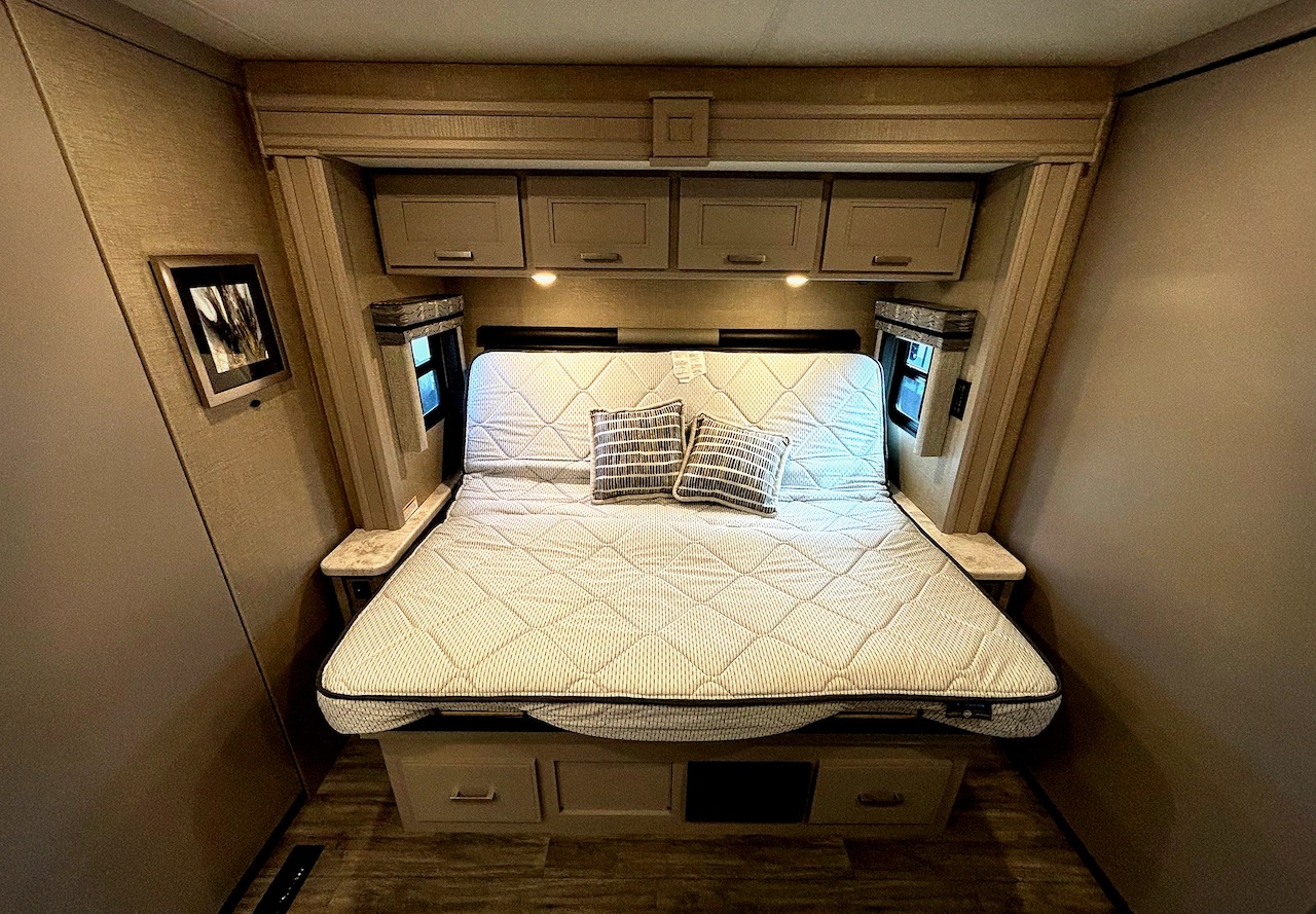 2022 Thor Miramar 37.1 - Image 18