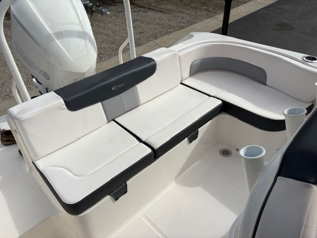2021 Robalo R242EX - Image 8