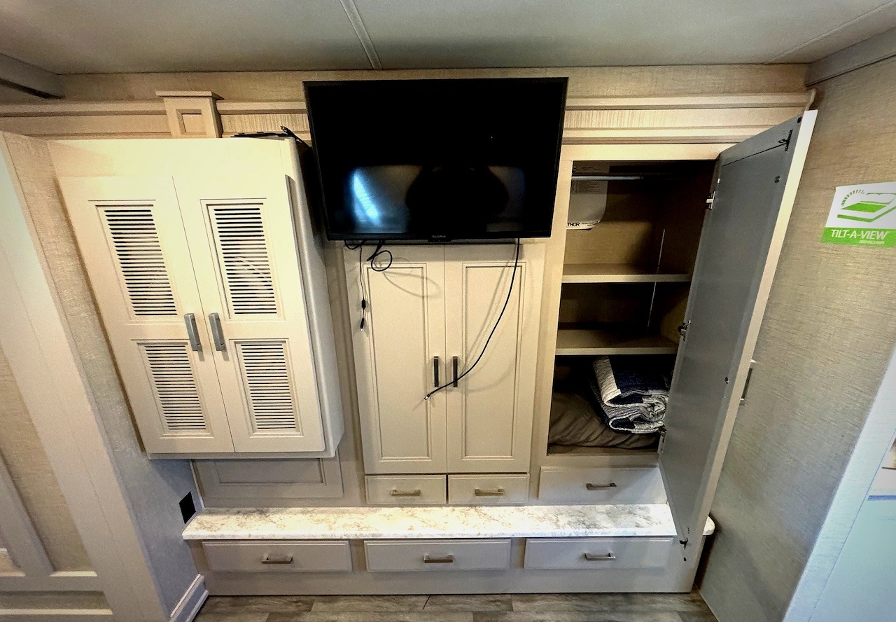 2022 Thor Miramar 37.1 - Image 19