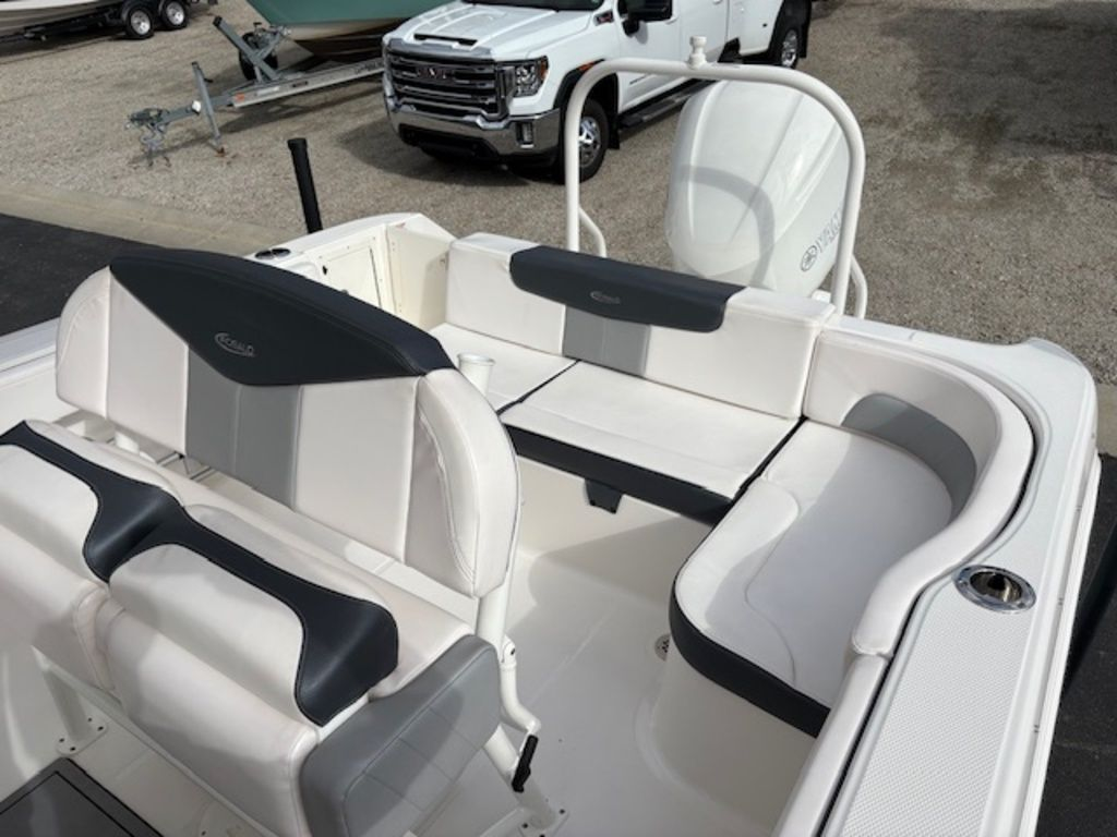 2021 Robalo R242EX - Image 10