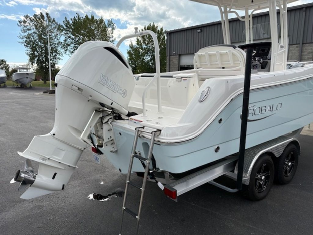 2021 Robalo R242EX - Image 11