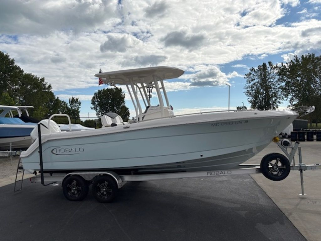 2021 Robalo R242EX - Image 3