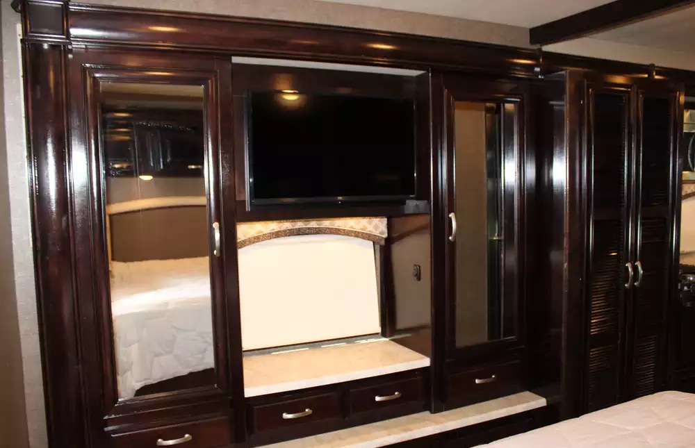 2017 Thor Chateau Super C 35SF - Image 26