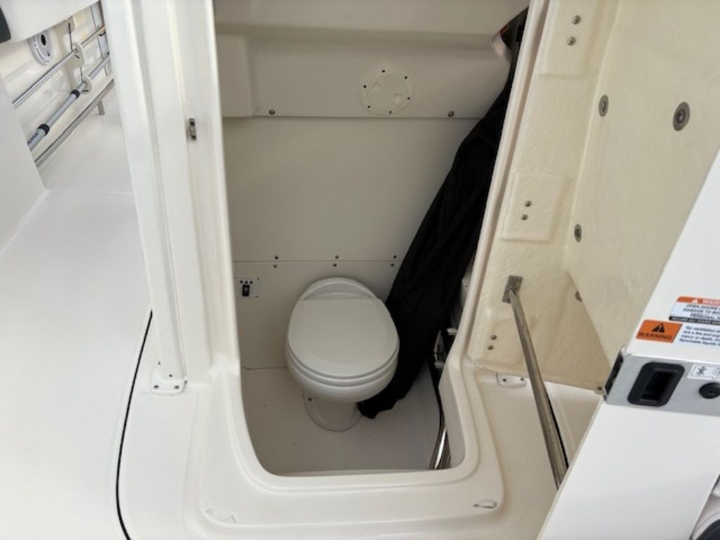 2021 Robalo R242EX - Image 14