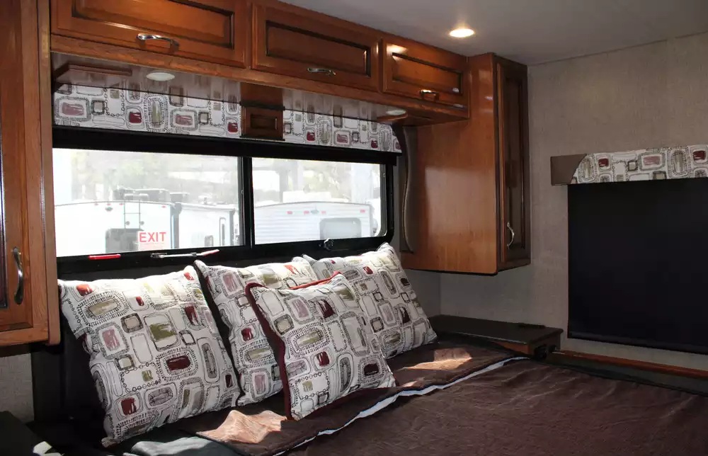 2018 Fleetwood Bounder 36D - Image 5