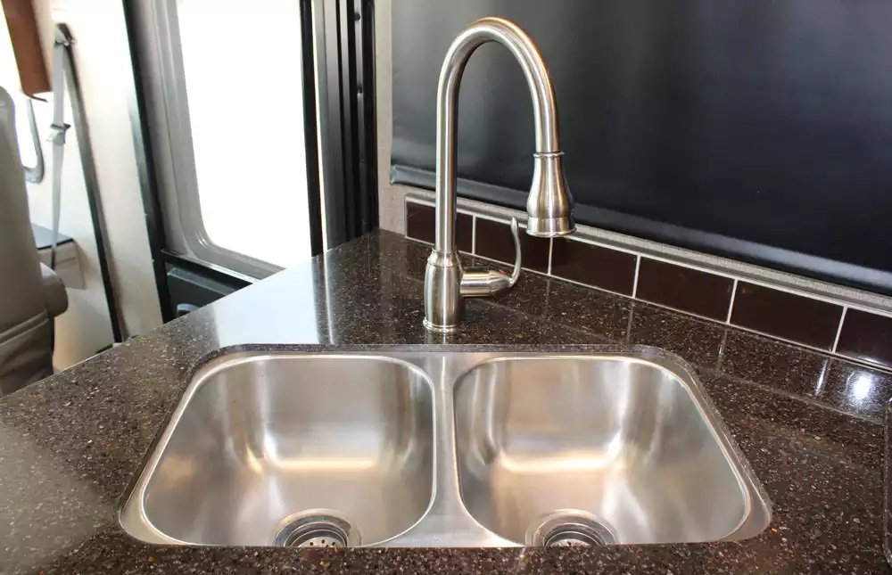 2018 Fleetwood Bounder 36D - Image 9