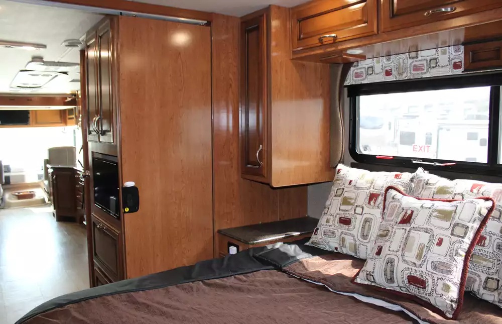 2018 Fleetwood Bounder 36D - Image 10