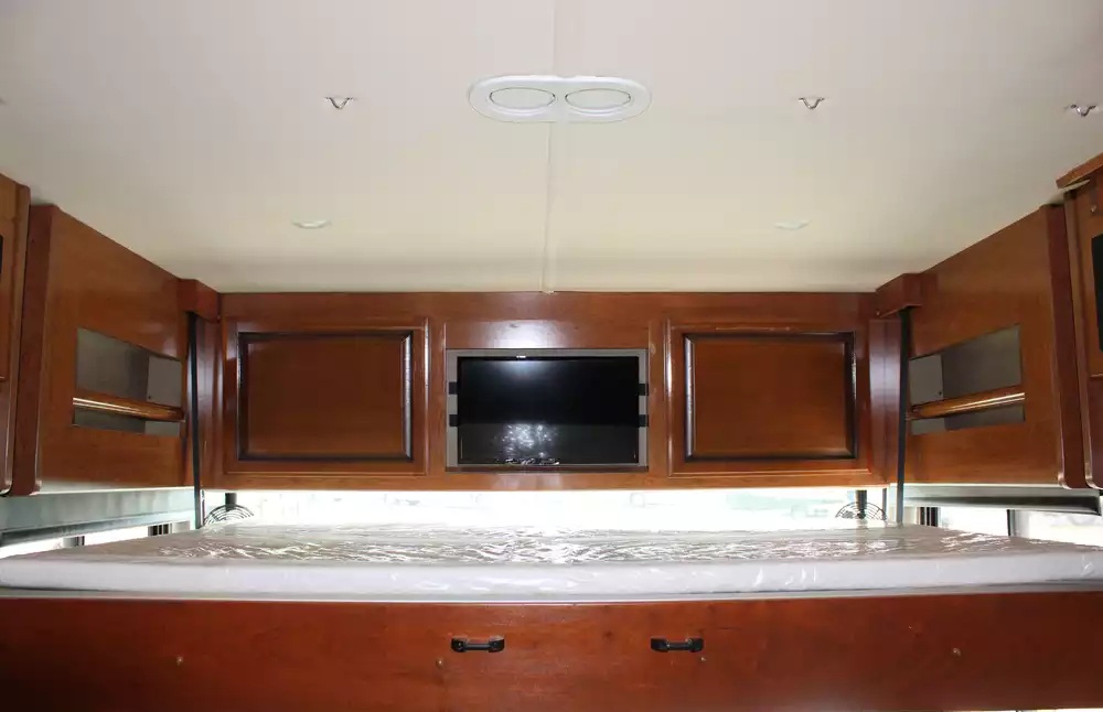 2018 Fleetwood Bounder 36D - Image 11