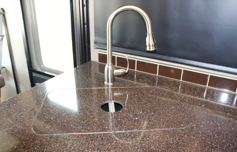 2018 Fleetwood Bounder 36D - Image 15