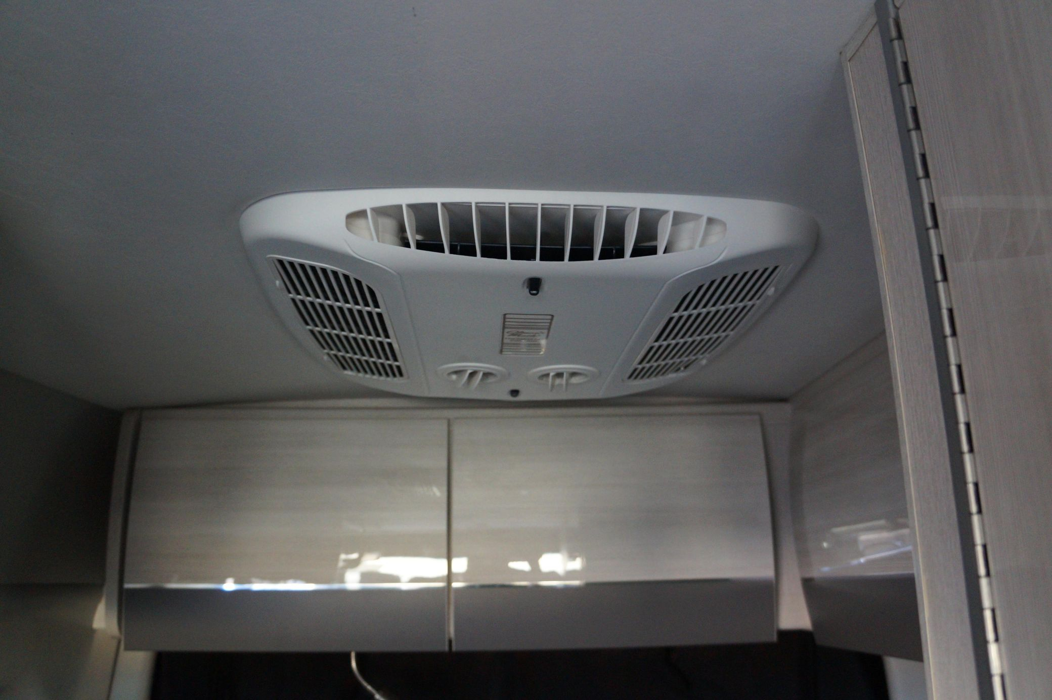 2022 Thor Sanctuary 4x4 - Image 32