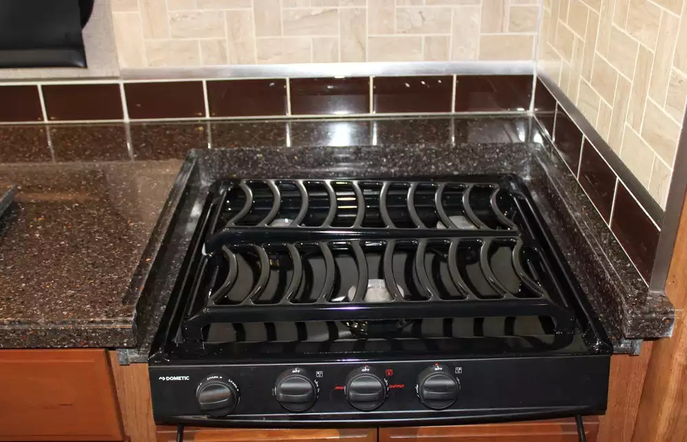 2018 Fleetwood Bounder 36D - Image 17