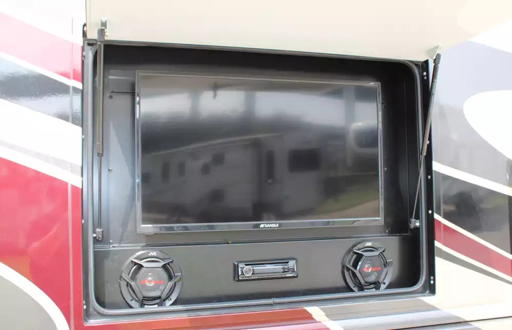 2018 Fleetwood Bounder 36D - Image 19