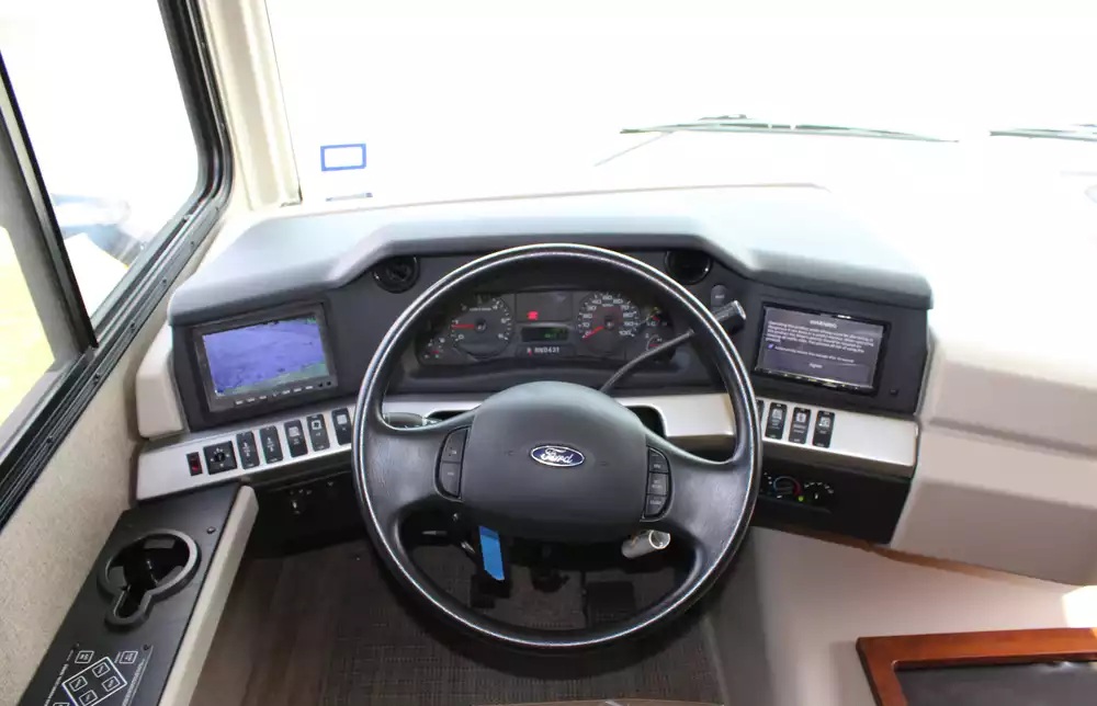 2018 Fleetwood Bounder 36D - Image 21