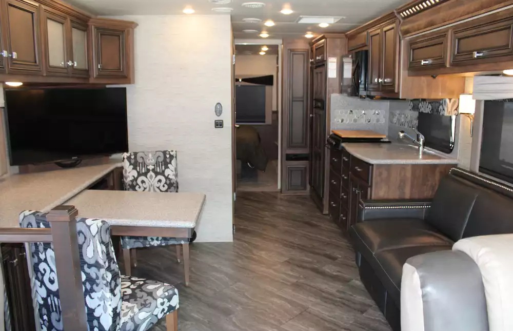 2018 Newmar Bay Star 3113 - Image 12